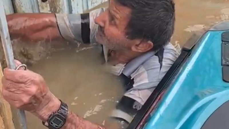 Idoso é resgatado de casa inundada em Itabuna - Leitor BNews
