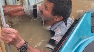 Idoso é resgatado de casa inundada em Itabuna - Leitor BNews