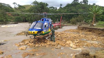 Helicóptero em momento de resgate em uma das cidades atingidas pelas chuvas - SSP BA - Corpo De Bombeiros