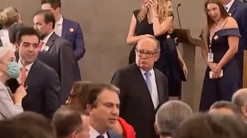 Imagem Abandonado: ministro Gilmar Mendes é visto sozinho na diplomação de Lula e cena é comparada a seriado famoso