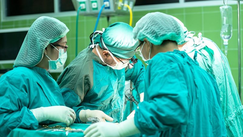 Silicone do bumbum de apresentadora desloca e ela embarca às pressas para realizar nova cirurgia - BNews