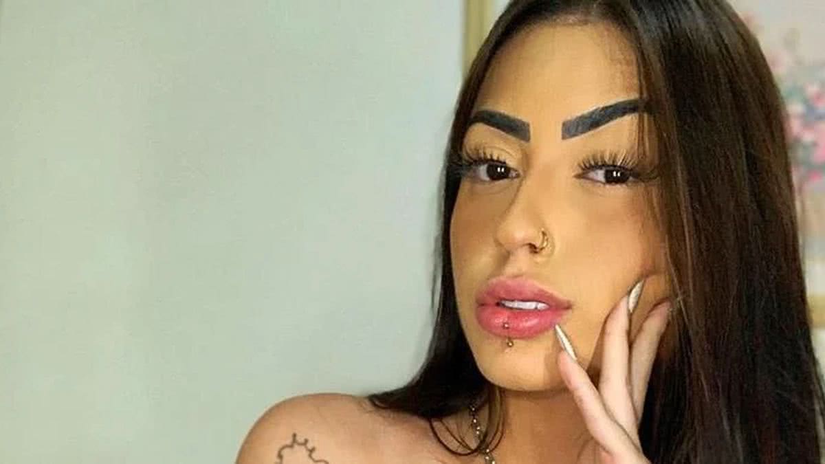 MC Mirella surge nua em situação indiscreta com fotógrafo baiano; veja  cliques