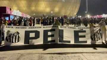 Imagem Torcida do Santos faz vigília por Pelé na frente do hospital em São Paulo
