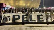 Imagem Torcida do Santos faz vigília por Pelé na frente do hospital em São Paulo