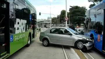 Imagem Carro invade faixa exclusiva e colide com ônibus do BRT