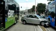 Imagem Carro invade faixa exclusiva e colide com ônibus do BRT