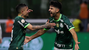 Jogador troca fotos picantes com amante e esposa reage