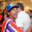Como asssim?! Torcedor ilustre do Bahia abraça presidente do Vitória em inauguração de loja