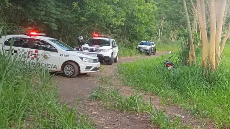 Mulher vestida de noiva é encontrada morta ao lado de garrafa de bebida