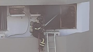 VíDEO: Com ajuda de escada e \u0022teresa\u0022, hóspedes são retirados por janela de hotel em chamas em Salvador