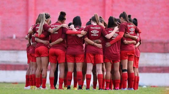 Imagem Athletico-PR toma drástica decisão sobre o futebol feminino após rebaixamento do masculino; saiba qual