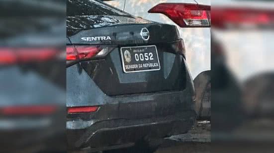 Imagem Carro oficial de senador petista  é flagrado em estacionamento de academia