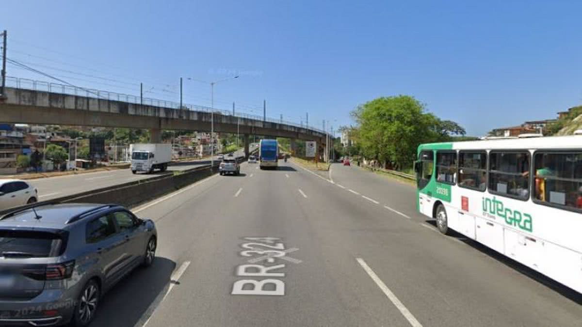 Duas pessoas morrem após carro pegar fogo na BR-324, em Simões Filho
