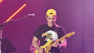 Durval leva fã mirim ao palco