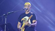 Durval leva fã mirim ao palco no Virada Salvador