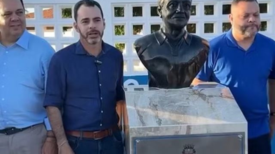 Elmar Nascimento (à esquerda), com o irmão, Elmo, prefeito de Campo Formoso, e o primo, Francisquinho, vereador: inauguração de estrada teve busto em homenagem a parente - Reprodução/Redes sociais