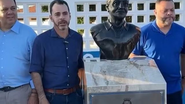 Elmar Nascimento (à esquerda), com o irmão, Elmo, prefeito de Campo Formoso, e o primo, Francisquinho, vereador: inauguração de estrada teve busto em homenagem a parente - Reprodução/Redes sociais