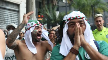 Torcida do Palmeiras acompanha o jogo na rua Palestra Itália - Zanone Fraissat/Folhapress