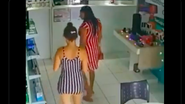 Imagem Vídeo: Dupla furta caixa de som e esconde entre as pernas