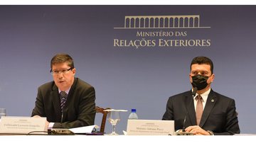O embaixador Leonardo Gorgulho e o ministro Adriano Pucci, em coletiva nesta quinta-feira (24) - Gustavo Magalhães/ Ascom MRE