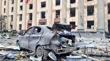 Pelo menos dez pessoas morreram e 35 ficaram feridas nesta terça-feira nos ataques russos das últimas horas ao centro de Kharkiv - Twitter/@DiretoFront