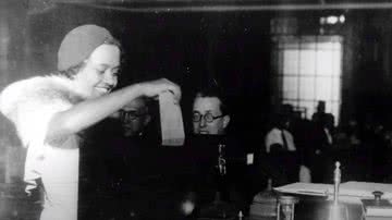 Almerinda Farias Gama vota, em julho de 1933, na eleição de representantes classistas para a Assembléia Nacional Constituinte de 1934 - CPDOC/FGV