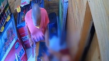 Imagem Homem armado com faca assalta loja de polpas de frutas em Jardim Cruzeiro; assista