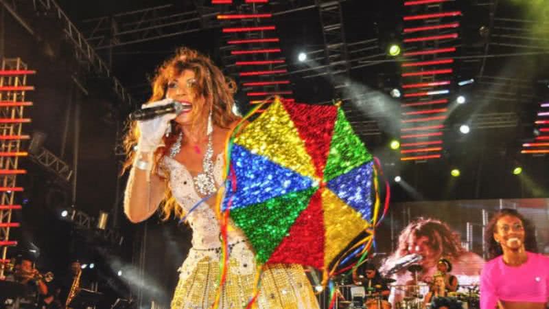 Elba Ramalho &eacute; recebida com gritos de 'ol&ecirc;, ol&ecirc;, ol&aacute;, Lula, Lula' em show no Recife