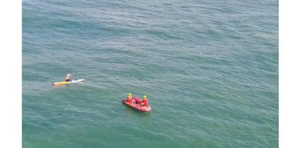 Imagem Homem é resgatado após se afastar 7 km mar adentro