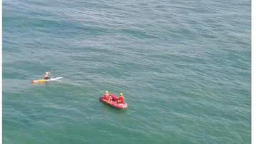 Imagem Homem é resgatado após se afastar 7 km mar adentro