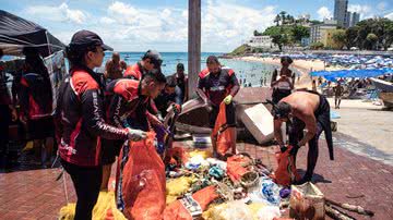 Imagem BNews Summer: limpeza subaquática realizada no mar de Salvador recolhe cerca de 300 kg de lixo no pós-Carnaval