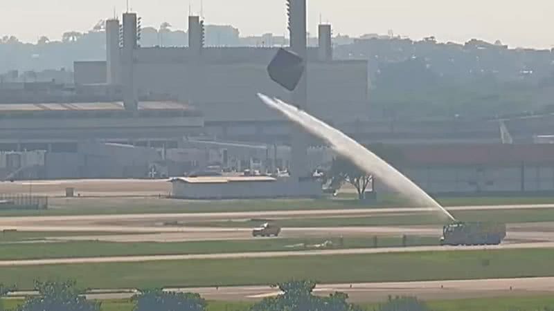 Imagem Balão é derrubado por jatos d'água após invadir espaço aéreo de aeroporto; assista