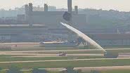 Imagem Balão é derrubado por jatos d'água após invadir espaço aéreo de aeroporto; assista