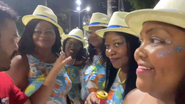Imagem Carnaval 2024: Seis irmãs aguardam animadas pela passagem do bloco Alerta Geral, no Campo Grande