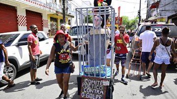 Imagem Foliões vão às ruas para protestar durante a Mudança do Garcia; veja imagens