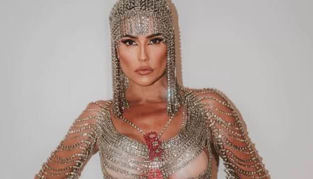 Carnaval: Atriz Deborah Secco causa frisson ao usar look vazado e ...