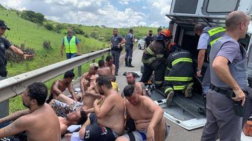 Imagem Viatura tomba em rodovia e presos ficam machucados