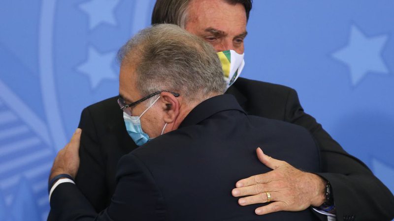 Marcelo Queiroga e presidente Jair Bolsonaro se abraçam em evento do Ministério da Saúde - Fabio Rodrigues Pozzebom/Agência Brasil