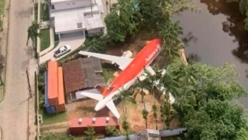Avião Airbus que foi da Avianca Brasil é registrado no jardim de uma casa no Paraná