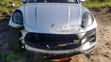 Imagem Homem bate Porsche e abandona carro com R$ 6 mil dentro