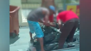 Pessoas chegam a cercar um caminhão de lixo que para em frente à padaria - Reprodução/Leitor BNews