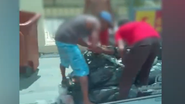 Pessoas chegam a cercar um caminhão de lixo que para em frente à padaria - Reprodução/Leitor BNews