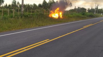 Imagem Homem morre carbonizado após o carro pegar fogo
