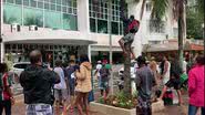 Imagem Hóspede joga notas de R$ 50 e R$ 100 da varanda de hotel em Copacabana