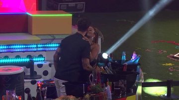 Imagem Rodrigo se arrepende de flerte com Laís e selinho em Natália e Maria no BBB