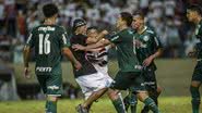 Imagem Torcedor invade campo e tenta esfaquear jogador na Copinha