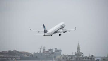 Imagem Centenas de voos são cancelados em meio a avanço de covid-19 e gripe