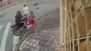 Mulher é puxada pela blusa durante assalto por motociclista em movimento - Reprodução/Redes sociais