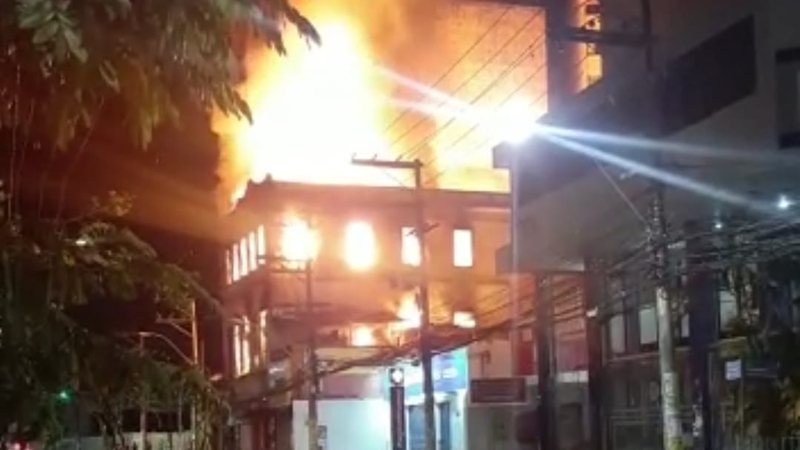 Incêndio atinge casarão em Nazaré - Reprodução/Twitter