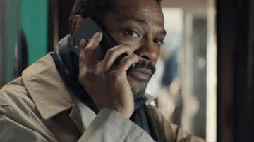 Imagem Ator de série da Netflix morre aos 56 anos